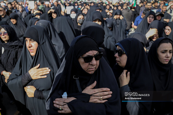 حضور مردم داغدار اهواز در خیابان‌های مرکز شهر پس از اعلام خبر شهادت امام خامنه‌ای(قدس سره)