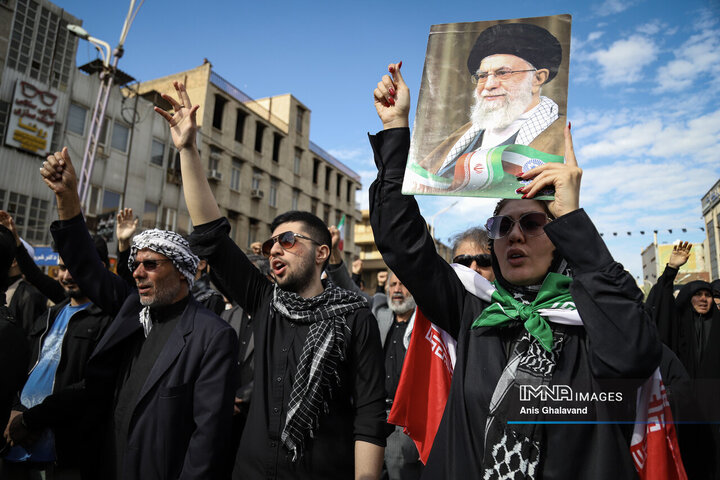 حضور مردم داغدار اهواز در خیابان‌های مرکز شهر پس از اعلام خبر شهادت امام خامنه‌ای(قدس سره)