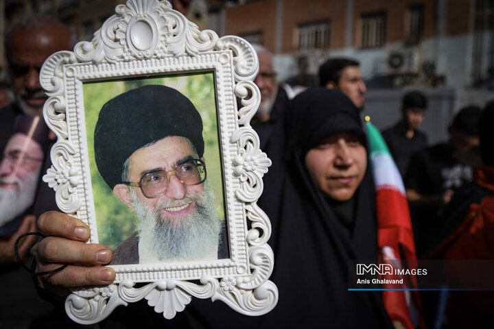 حضور مردم داغدار اهواز در خیابان‌های مرکز شهر پس از اعلام خبر شهادت امام خامنه‌ای(قدس سره)