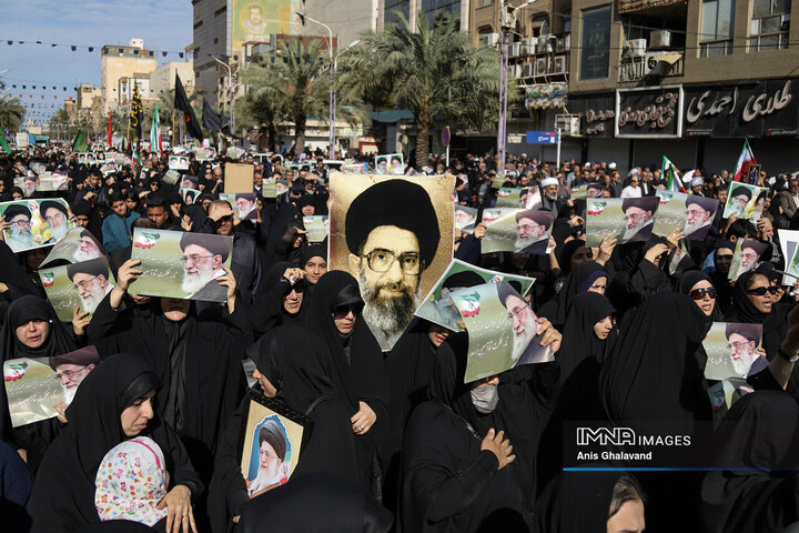 حضور مردم داغدار اهواز در خیابان‌های مرکز شهر پس از اعلام خبر شهادت امام خامنه‌ای(قدس سره)