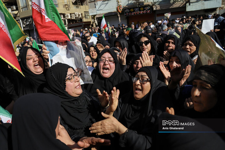 حضور مردم داغدار اهواز در خیابان‌های مرکز شهر پس از اعلام خبر شهادت امام خامنه‌ای(قدس سره)