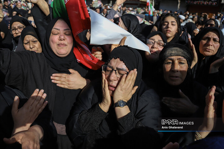 حضور مردم داغدار اهواز در خیابان‌های مرکز شهر پس از اعلام خبر شهادت امام خامنه‌ای(قدس سره)