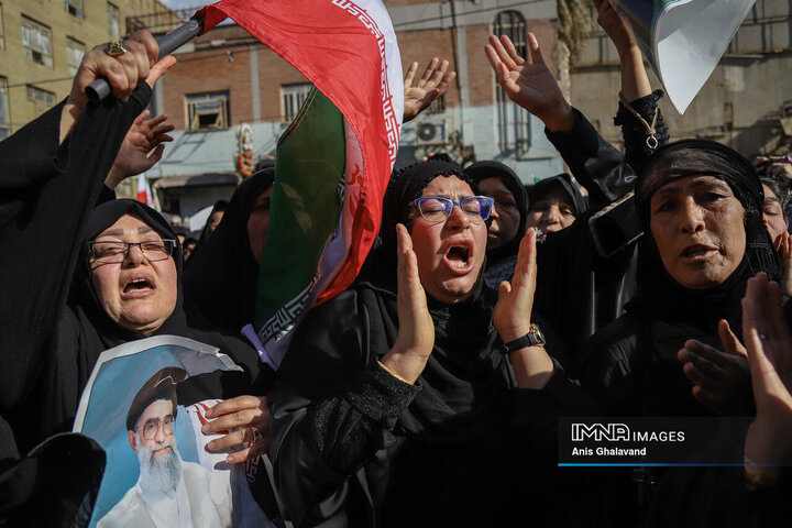 حضور مردم داغدار اهواز در خیابان‌های مرکز شهر پس از اعلام خبر شهادت امام خامنه‌ای(قدس سره)