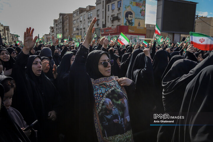 حضور مردم داغدار اهواز در خیابان‌های مرکز شهر پس از اعلام خبر شهادت امام خامنه‌ای(قدس سره)
