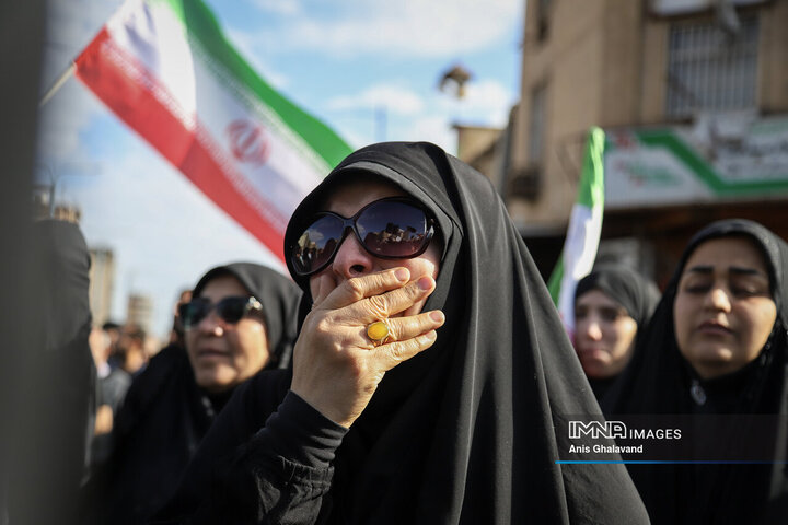 حضور مردم داغدار اهواز در خیابان‌های مرکز شهر پس از اعلام خبر شهادت امام خامنه‌ای(قدس سره)