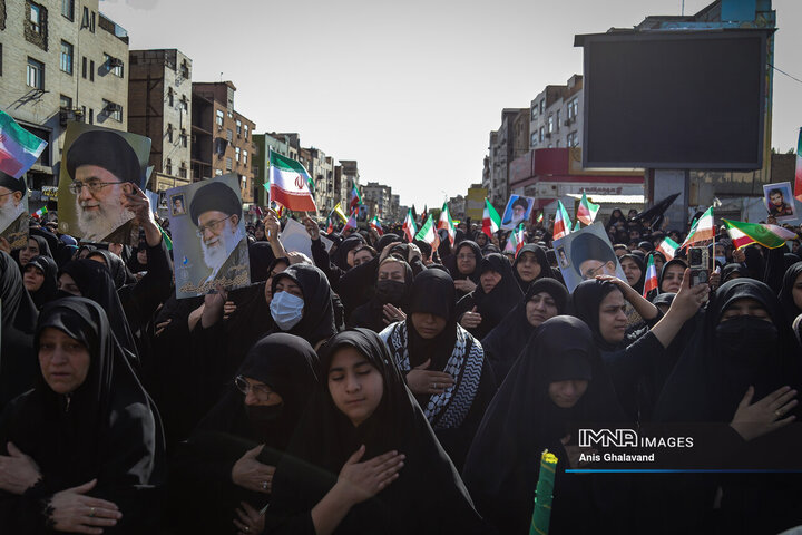حضور مردم داغدار اهواز در خیابان‌های مرکز شهر پس از اعلام خبر شهادت امام خامنه‌ای(قدس سره)