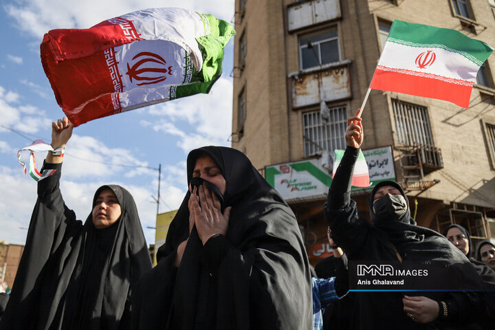 حضور مردم داغدار اهواز در خیابان‌های مرکز شهر پس از اعلام خبر شهادت امام خامنه‌ای(قدس سره)