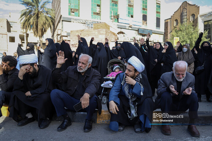 حضور مردم داغدار اهواز در خیابان‌های مرکز شهر پس از اعلام خبر شهادت امام خامنه‌ای(قدس سره)