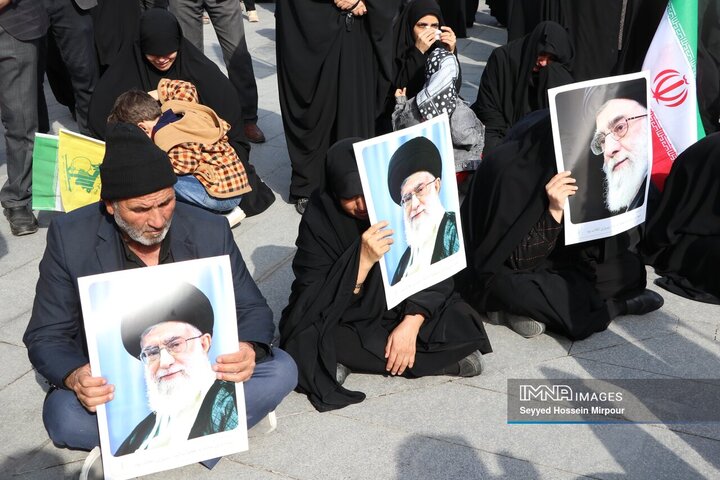 حضور مردم داغدار مشهد مقدس در خیابان‌های مرکز شهر پس از اعلام خبر شهادت امام خامنه‌ای(قدس سره)