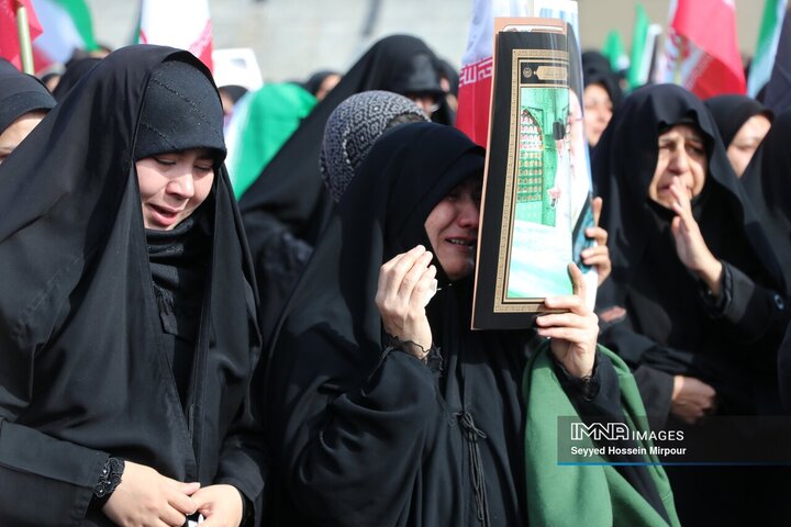 حضور مردم داغدار مشهد مقدس در خیابان‌های مرکز شهر پس از اعلام خبر شهادت امام خامنه‌ای(قدس سره)