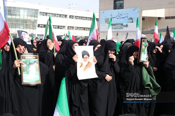 حضور مردم داغدار مشهد مقدس در خیابان‌های مرکز شهر پس از اعلام خبر شهادت امام خامنه‌ای(قدس سره)