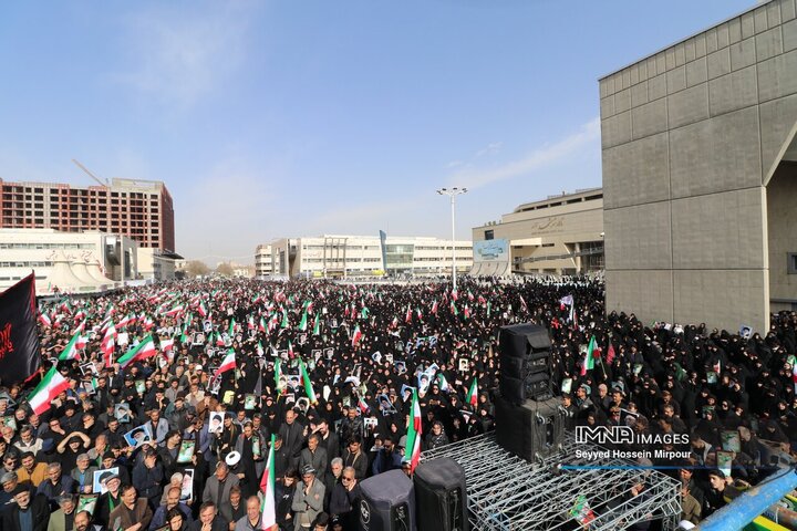 حضور مردم داغدار مشهد مقدس در خیابان‌های مرکز شهر پس از اعلام خبر شهادت امام خامنه‌ای(قدس سره)