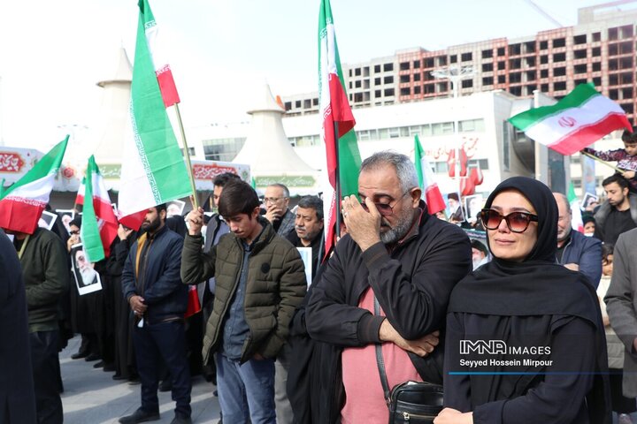 حضور مردم داغدار مشهد مقدس در خیابان‌های مرکز شهر پس از اعلام خبر شهادت امام خامنه‌ای(قدس سره)