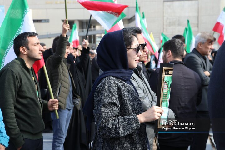 حضور مردم داغدار مشهد مقدس در خیابان‌های مرکز شهر پس از اعلام خبر شهادت امام خامنه‌ای(قدس سره)