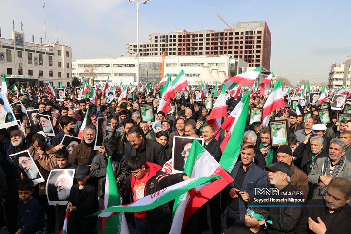 حضور مردم داغدار مشهد مقدس در خیابان‌های مرکز شهر پس از اعلام خبر شهادت امام خامنه‌ای(قدس سره)