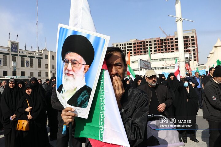 حضور مردم داغدار مشهد مقدس در خیابان‌های مرکز شهر پس از اعلام خبر شهادت امام خامنه‌ای(قدس سره)