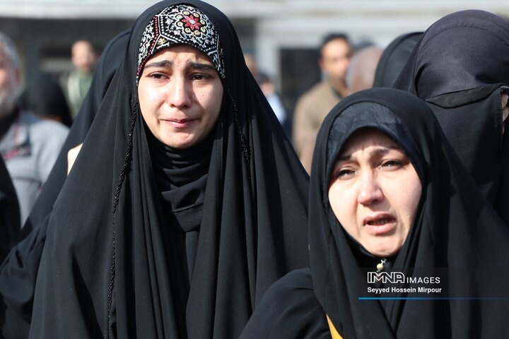 حضور مردم داغدار مشهد مقدس در خیابان‌های مرکز شهر پس از اعلام خبر شهادت امام خامنه‌ای(قدس سره)