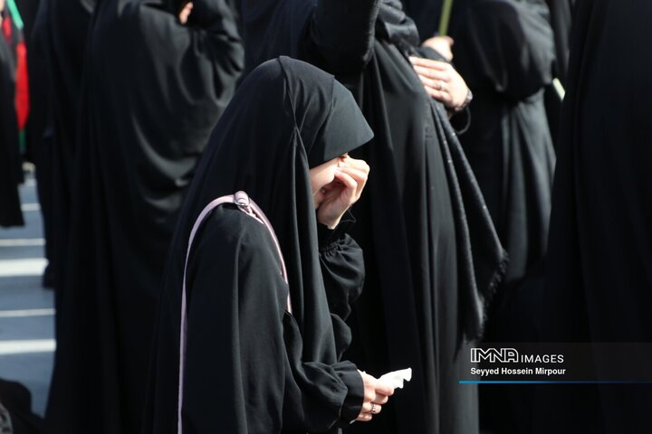 حضور مردم داغدار مشهد مقدس در خیابان‌های مرکز شهر پس از اعلام خبر شهادت امام خامنه‌ای(قدس سره)