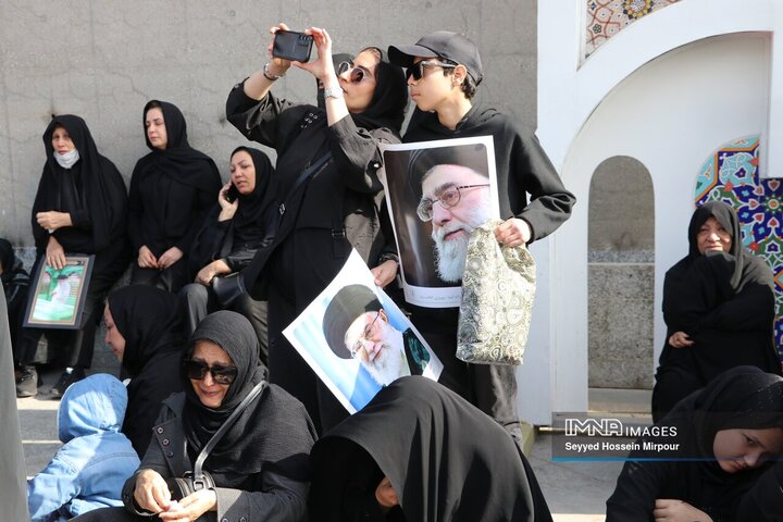 حضور مردم داغدار مشهد مقدس در خیابان‌های مرکز شهر پس از اعلام خبر شهادت امام خامنه‌ای(قدس سره)