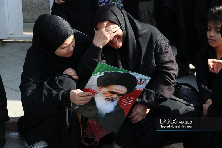 حضور مردم داغدار مشهد مقدس در خیابان‌های مرکز شهر پس از اعلام خبر شهادت امام خامنه‌ای(قدس سره)
