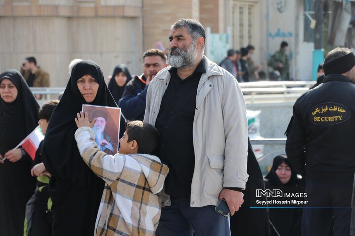حضور مردم داغدار مشهد مقدس در خیابان‌های مرکز شهر پس از اعلام خبر شهادت امام خامنه‌ای(قدس سره)