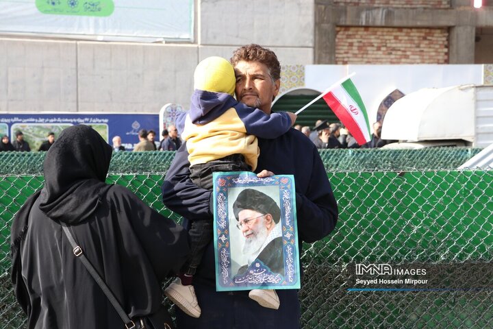حضور مردم داغدار مشهد مقدس در خیابان‌های مرکز شهر پس از اعلام خبر شهادت امام خامنه‌ای(قدس سره)