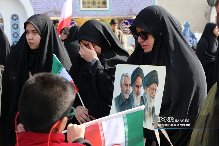حضور مردم داغدار مشهد مقدس در خیابان‌های مرکز شهر پس از اعلام خبر شهادت امام خامنه‌ای(قدس سره)
