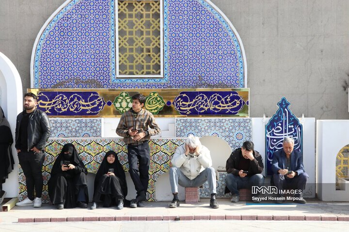 حضور مردم داغدار مشهد مقدس در خیابان‌های مرکز شهر پس از اعلام خبر شهادت امام خامنه‌ای(قدس سره)