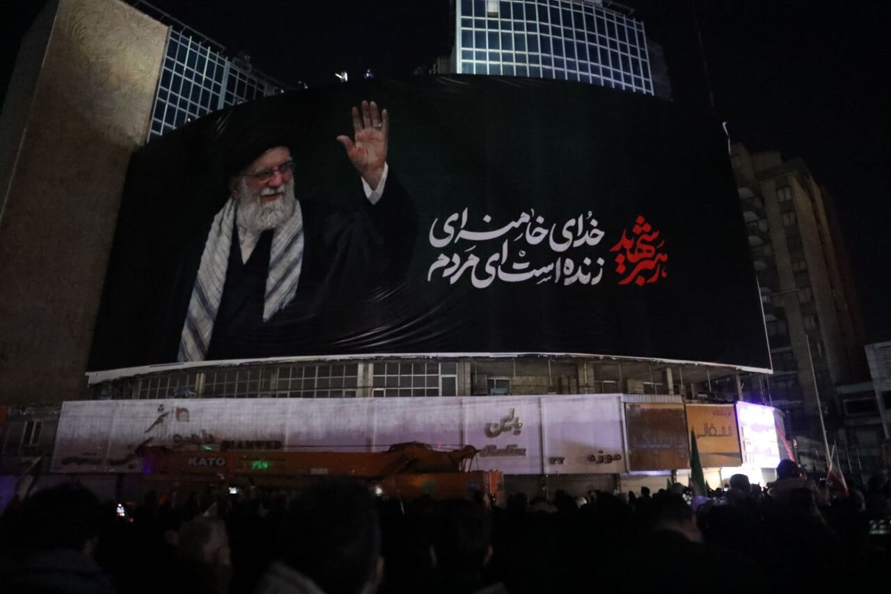 تجمع گسترده مردم تهران در میادین/ دیوارنگاره «رهبر شهید» رونمایی شد