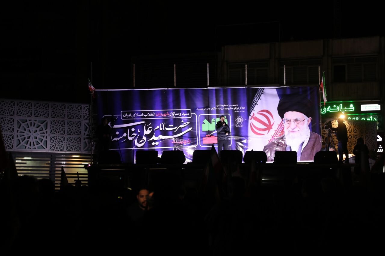 تجمع گسترده مردم تهران در میادین/ دیوارنگاره «رهبر شهید» رونمایی شد