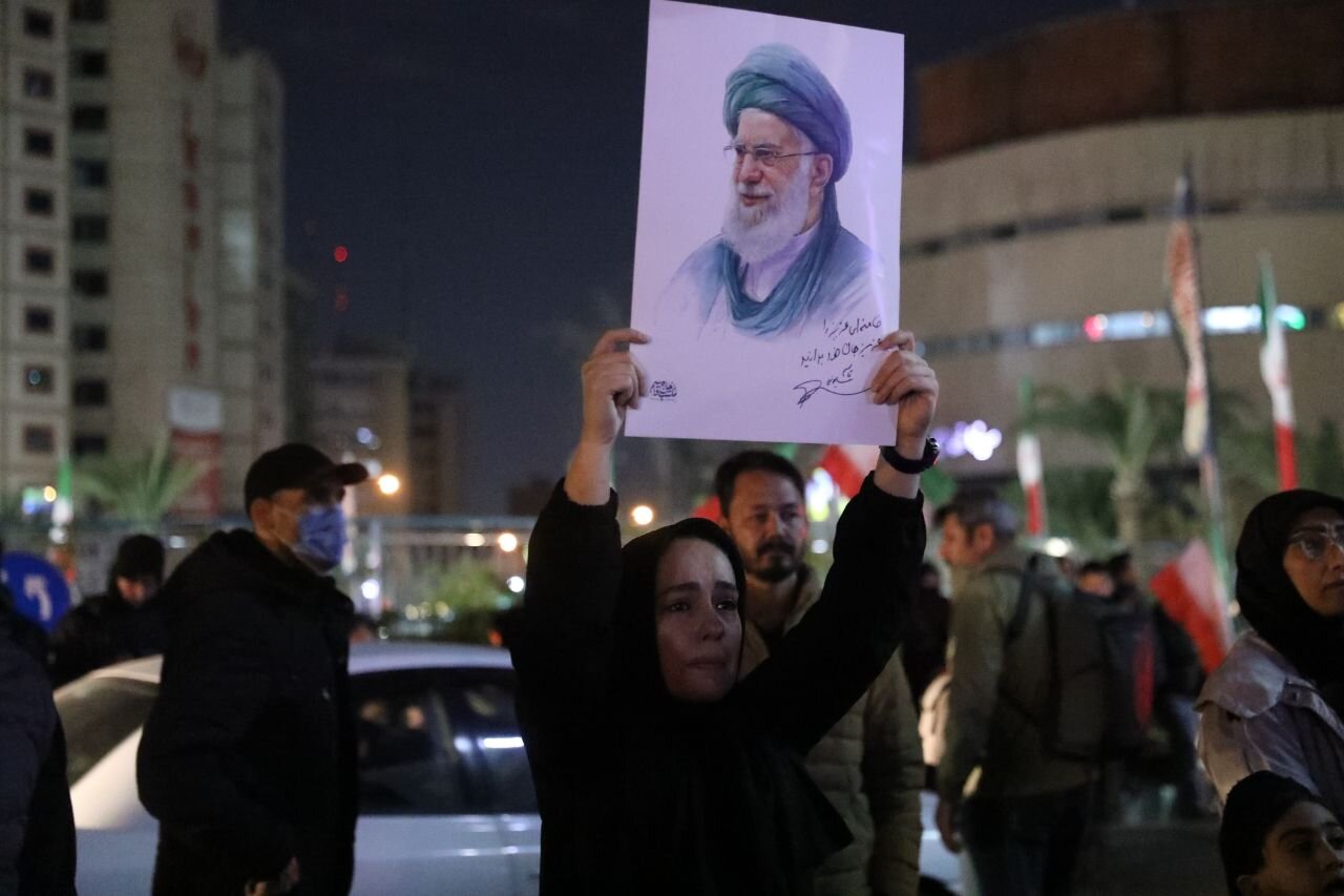 تجمع گسترده مردم تهران در میادین/ دیوارنگاره «رهبر شهید» رونمایی شد