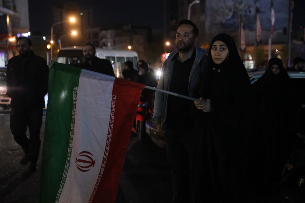 تجمع گسترده مردم تهران در میادین/ دیوارنگاره «رهبر شهید» رونمایی شد