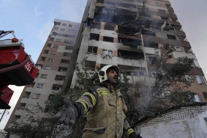 حمله جنگندههای آمریکایی-صهیونی به نقاطی در اطراف میدان انقلاب تهران حمله جنگندههای آمریکایی-صهیونی به نقاطی در اطراف میدان انقلاب تهران