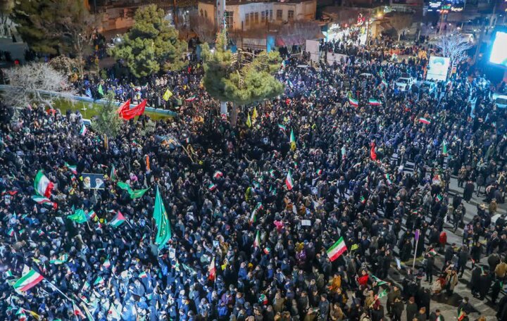 فیلم| راهپیمایی شبانه مردم بجنورد در بیعت با امام سوم انقلاب اسلامی