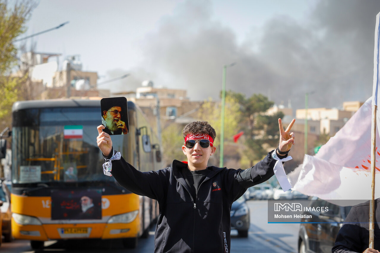 ما از تبار رستم و آرشیم، شما ز نسل سامری