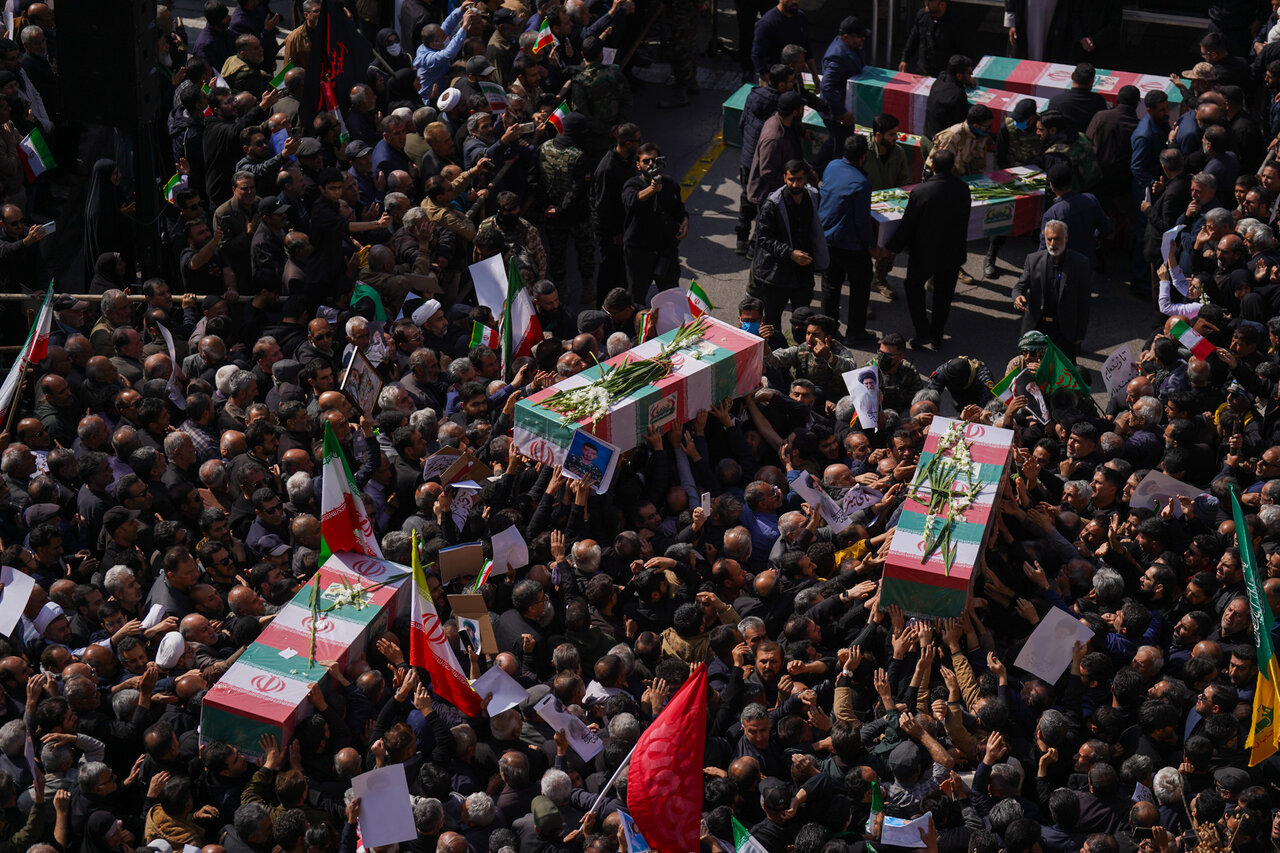 طنین عزاداری و خشم مقدس در وداع با ۱۰ قهرمان وطن در شیراز