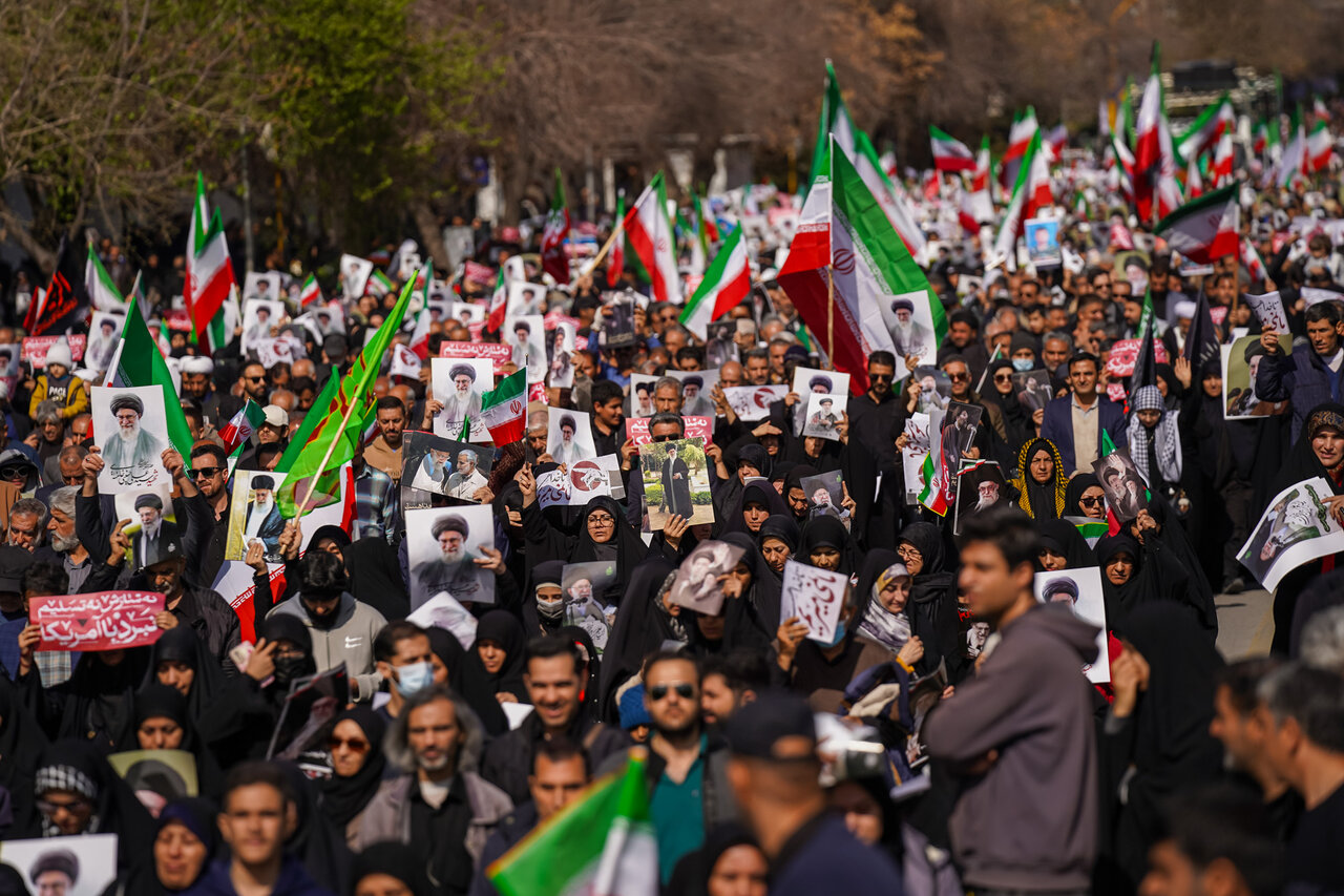 طنین عزاداری و خشم مقدس در وداع با ۱۰ قهرمان وطن در شیراز