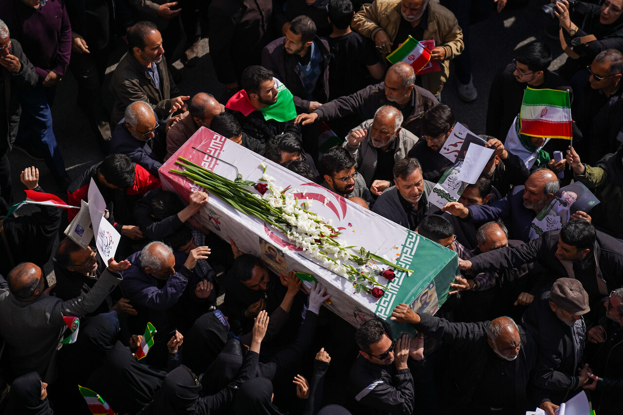 طنین عزاداری و خشم مقدس در وداع با ۱۰ قهرمان وطن در شیراز
