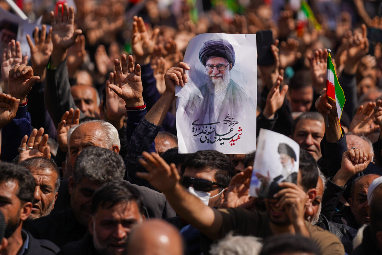 طنین عزاداری و خشم مقدس در وداع با ۱۰ قهرمان وطن در شیراز