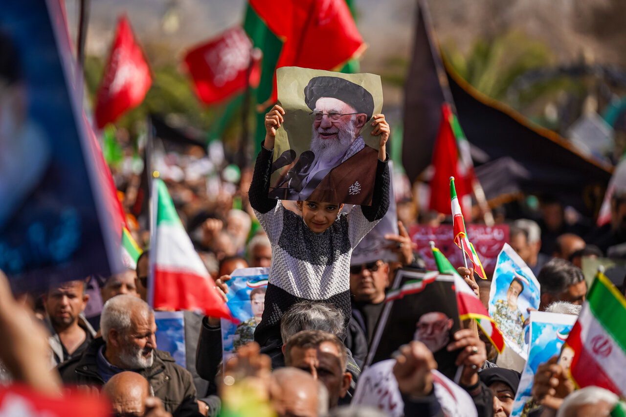 طنین عزاداری و خشم مقدس در وداع با ۱۰ قهرمان وطن در شیراز