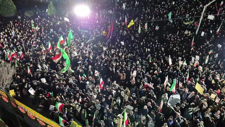 فیلم| اجتماع باشکوه مردم خمینی‌شهر در سوگ قائد امت