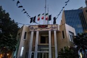 نصب ۲۲ هزار متر پرچم مشکی در معابر منطقه ۶ اصفهان در پی شهادت رهبر انقلاب