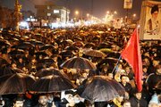 فیلم| یاسوجی‌ها در شب هشتم زیر باران به میعادگاه وحدت آمدند