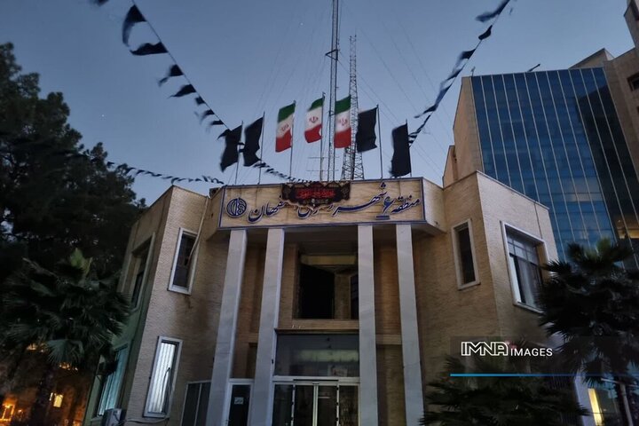 نصب ۲۲ هزار متر پرچم مشکی در معابر منطقه ۶ اصفهان در پی شهادت رهبر انقلاب