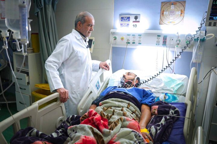 بازدید رئیس‌جمهور از مجروحان جنایات جنگی دشمن در یکی از بیمارستان‌ها