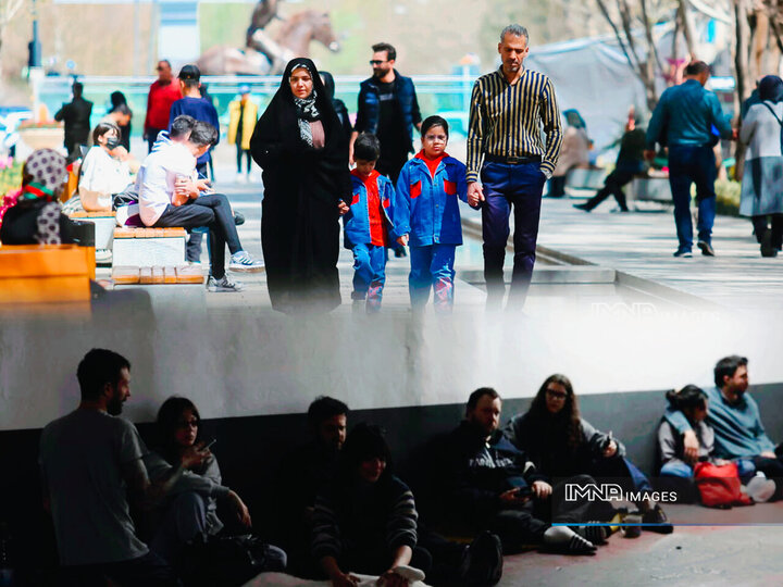 جریان زندگی زیر بمباران دشمن