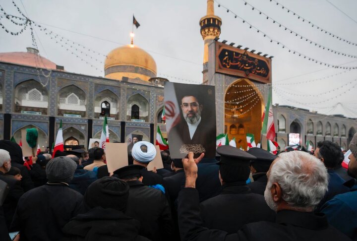 بیعت با سومین رهبر انقلاب اسلامی در حرم رضوی