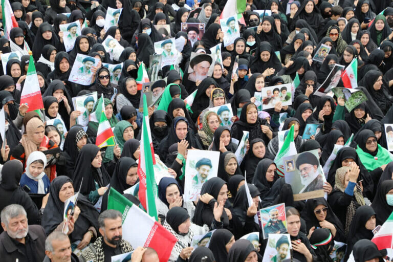انتخاب رهبری، حضور مردم و اقتدار نیروهای مسلح، پوزه دشمن را به خاک مالید