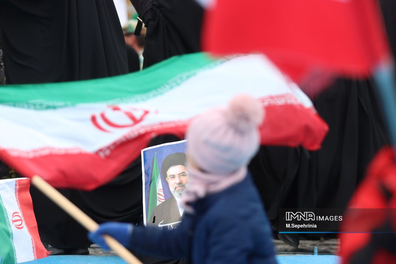 بررسی شخصیت علمی رهبر جوان ایران