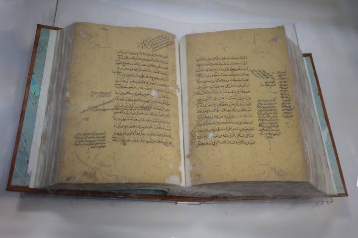 رونمایی نسخه خطی ۴۰۰ ساله نهجالبلاغه اهدایی رهبر شهید انقلاب به کتابخانه آستان قدس رضوی